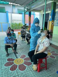 Test nhanh Covid cho CBGVNV Trường MG An Tây