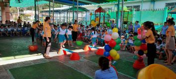 Bé thi trò chơi "Hái quả"