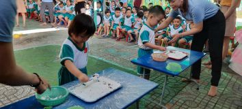 Bé thi trò chơi "Ai nhanh hơn"