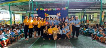 Các cô tham gia hội thì cùng bé