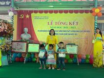 Các bé lảnh thưởng