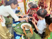 Cac Be Di Lay Thuc An Tai Cac Gian Hang Am Thuc Lop La 1