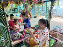 Cac Be Di Lay Thuc An Tai Cac Gian Hang Am Thuc Lop La 4