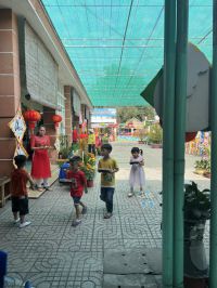 Cac Be Di Lay Thuc An Tai Cac Gian Hang Am Thuc