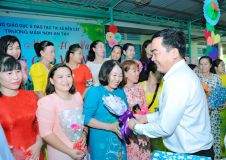 Cong Doan Tang Hoa Va Qua Cho Cong Doan Vien