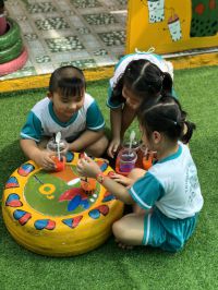 Các bé trường mẫu giáo An Tây đang tham gia trải nghiệm các đồ chơi ở hoạt động ngoài trời