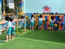Các bé trường mẫu giáo An Tây đang tham gia trải nghiệm các đồ chơi ở hoạt động ngoài trời