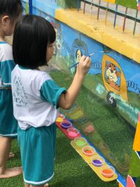 Bé trãi nghiệm vẽ màu nước trên giấy kiên