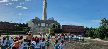 Các bé tham quan Tam Giác Sắt