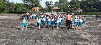 Các bé tham quan Tam Giác Sắt