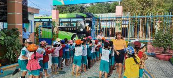 Các bé chuẩn bị tham quan Tam Giác Sắt