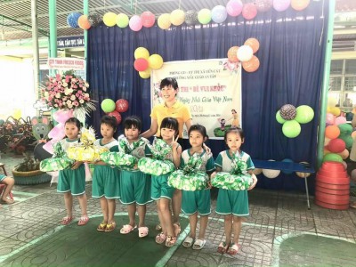 Trao phần thưởng cho các bé