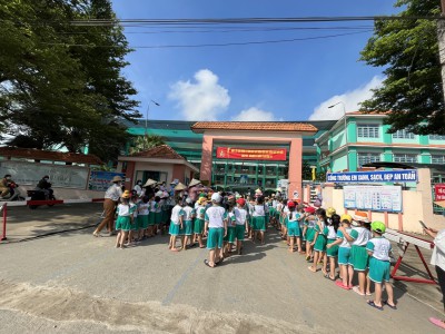 Các bé chuẩn bị vào trường Tiểu học An Tây A