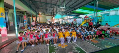 các bé ổn định chuẩn bị lễ hội đến trường