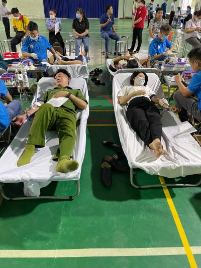 cô Nguyên tham gia hiến máu nhan đạo