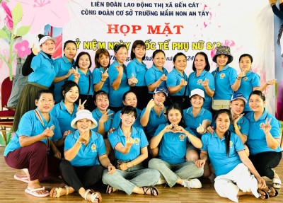 Công đoàn viên trường MN An Tây chụp ảnh lưu niệm họp mặt kỷ niệm tại khu du lịch Mỹ Khánh- Cần Thơ