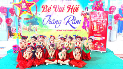 Bé vui hội trăng rằm