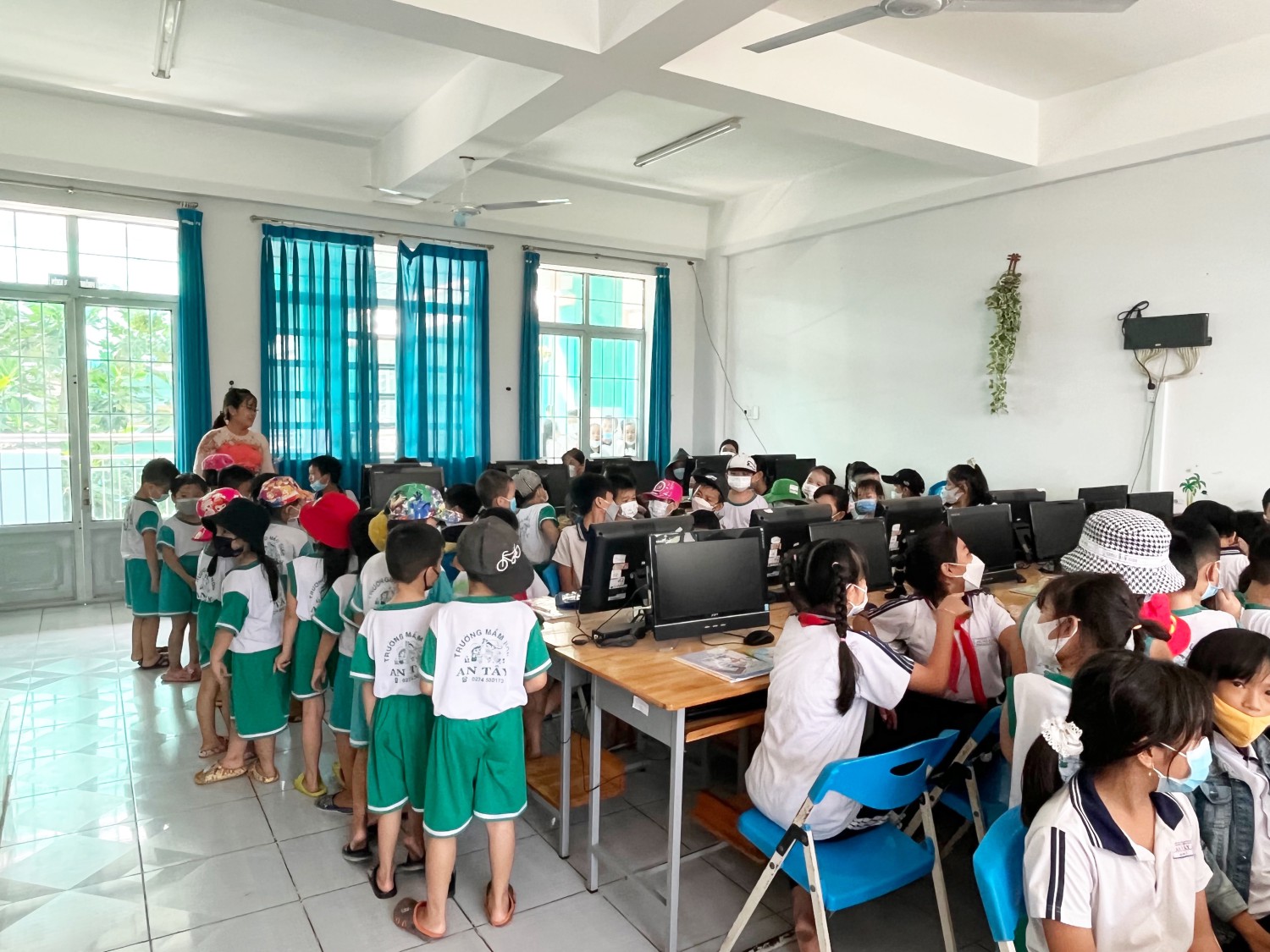 Các bé tham quan trải nghiệm phòng tin học!