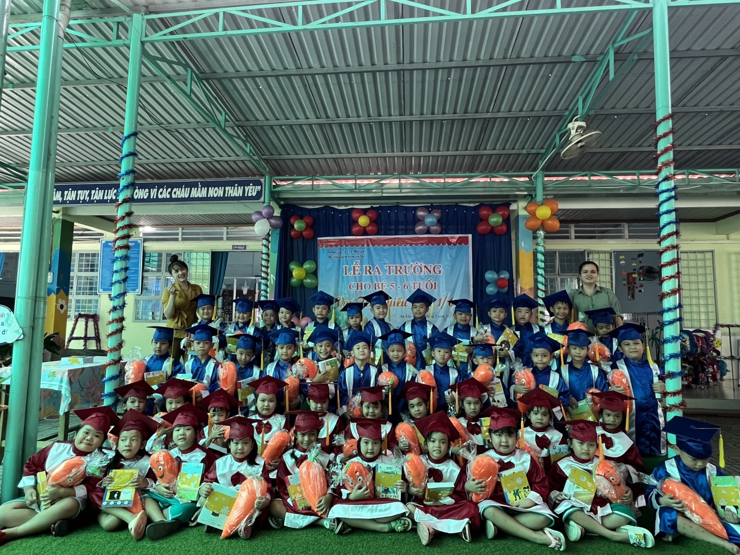 bé và cô lớp lá 4