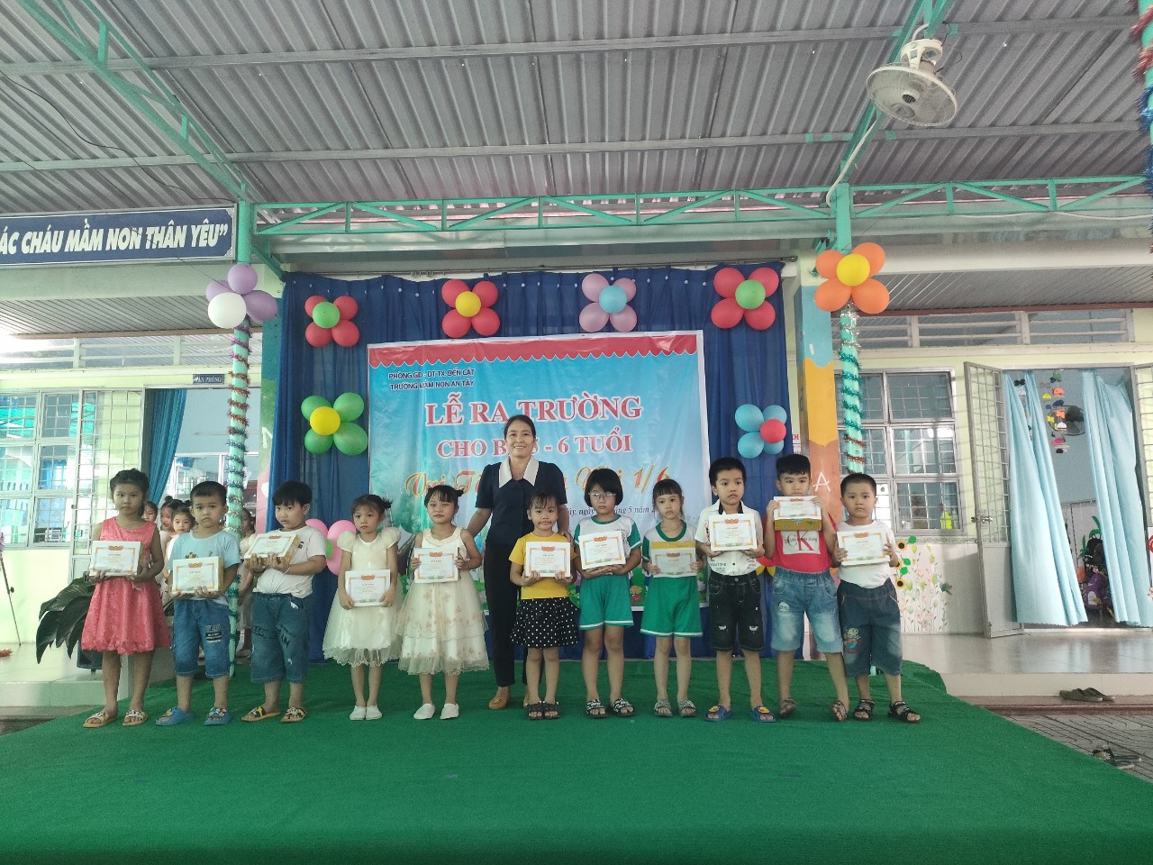 các bé được khen thưởng Cháu ngoan Bác Hồ
