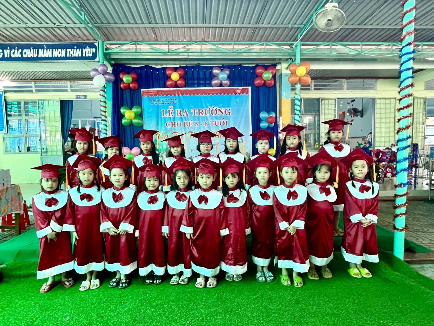 lễ ra trường cho các bé lớp lá 1