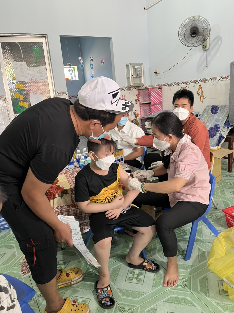 bé được tiêm ngừa