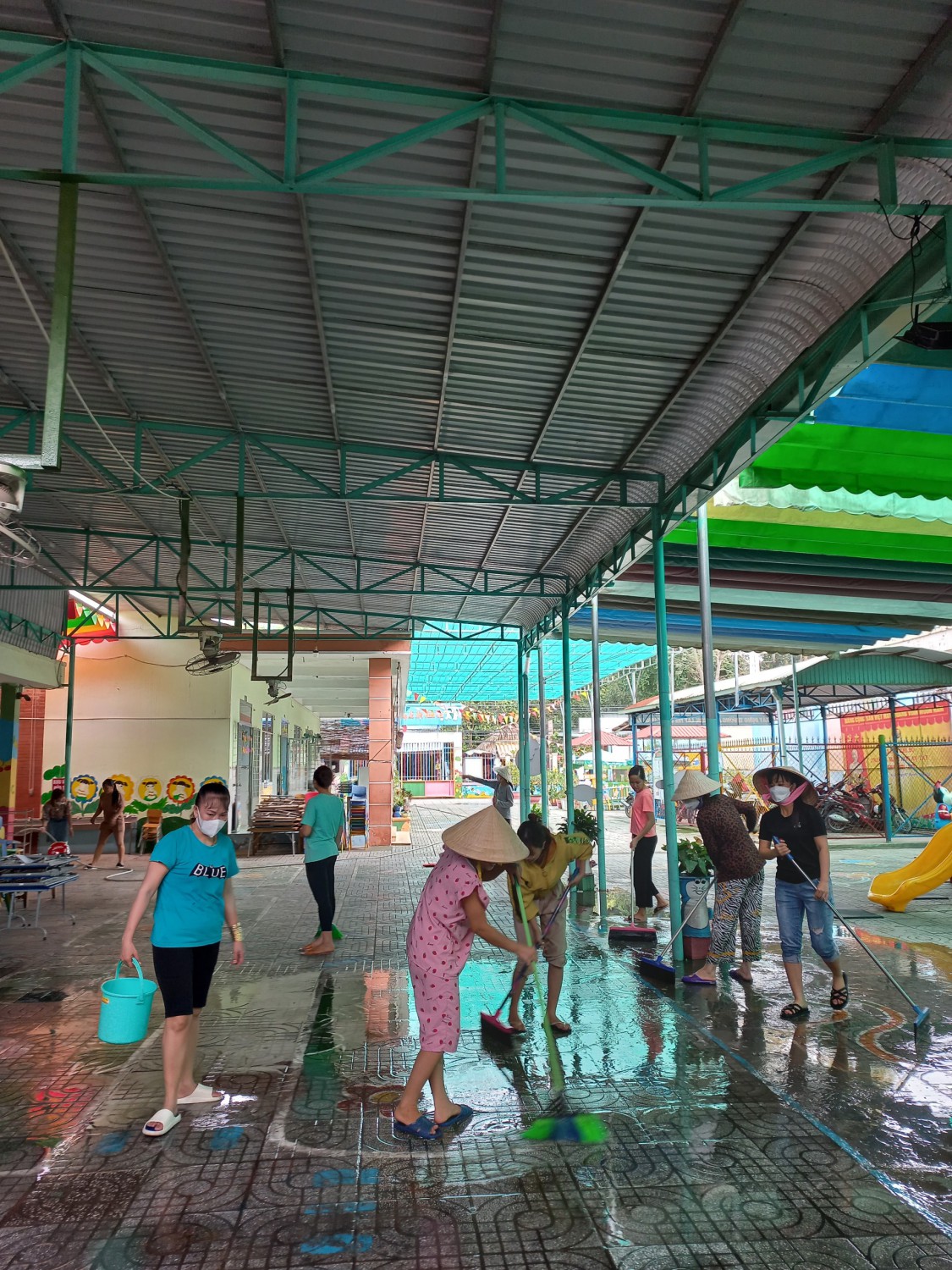các cô rửa khu sân và đồ chơi