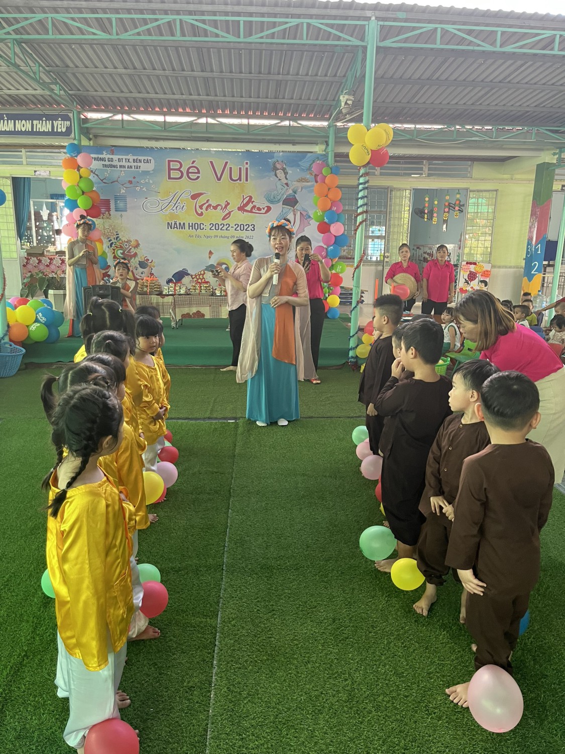 Các bé chơi trò chơi cướp cựa gà