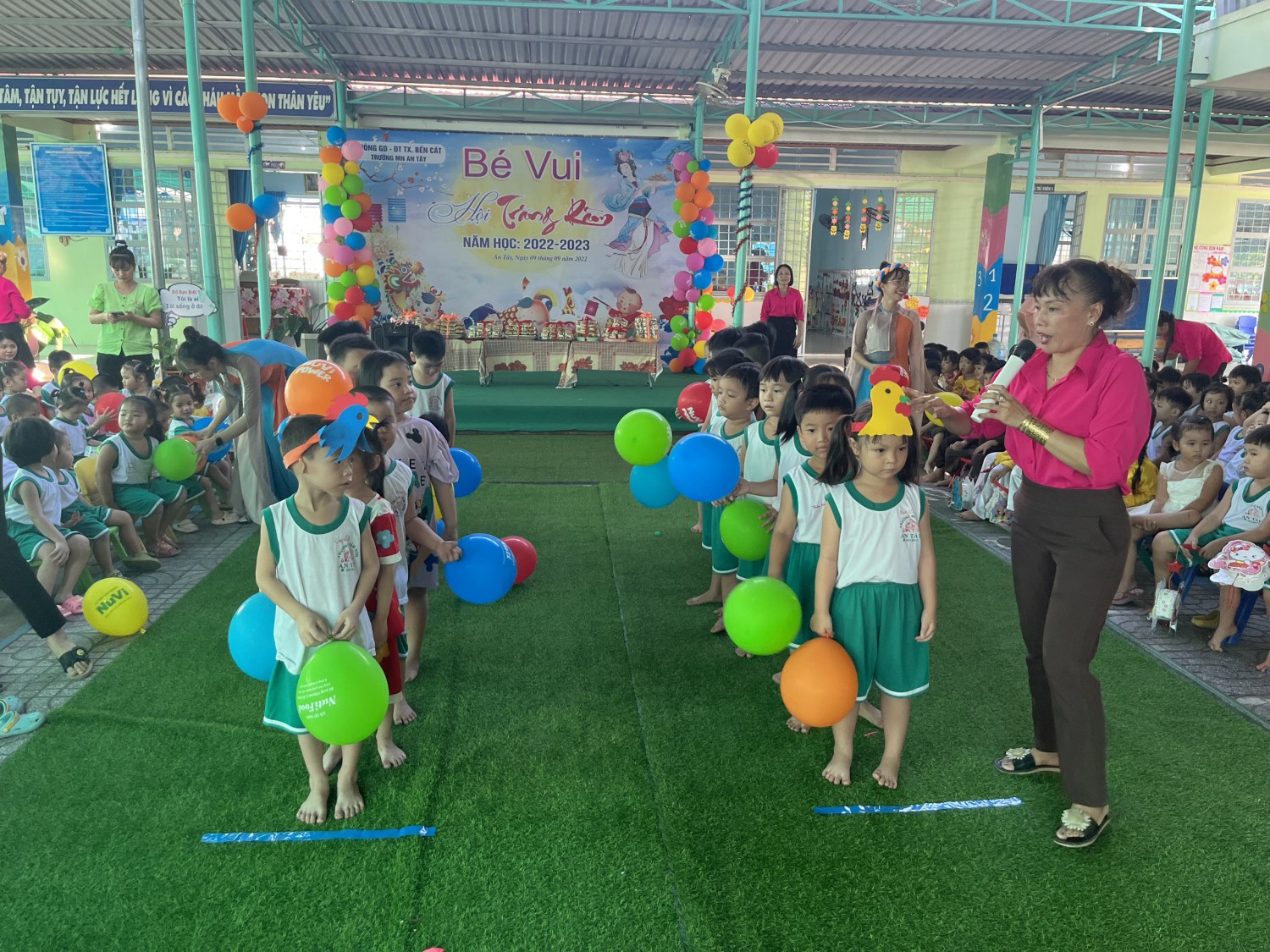 Các bé chơi trò chơi Gà ấp trứng