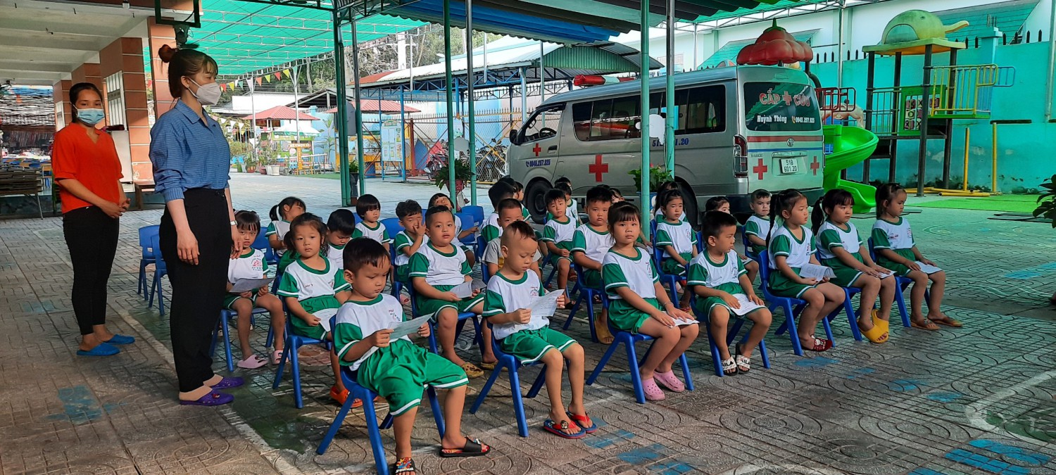 Các bé chuẩn bị tiêm ngừa
