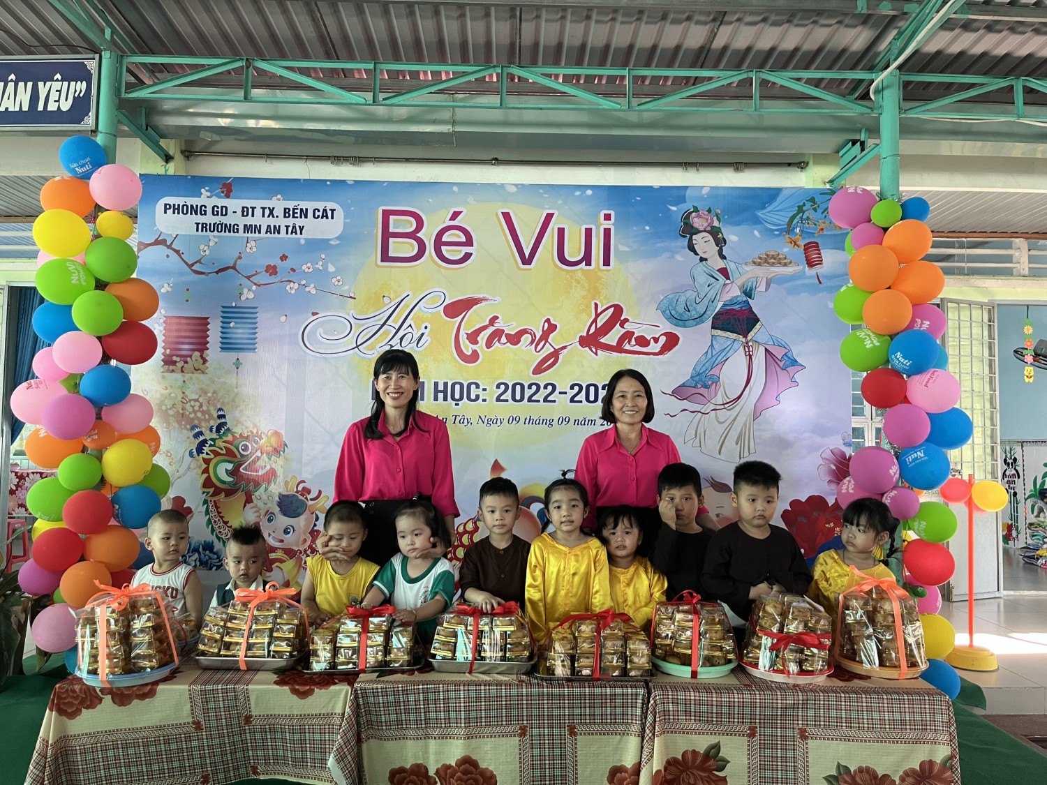 Các bé khối nhà trẻ mầm chôi phá cổ
