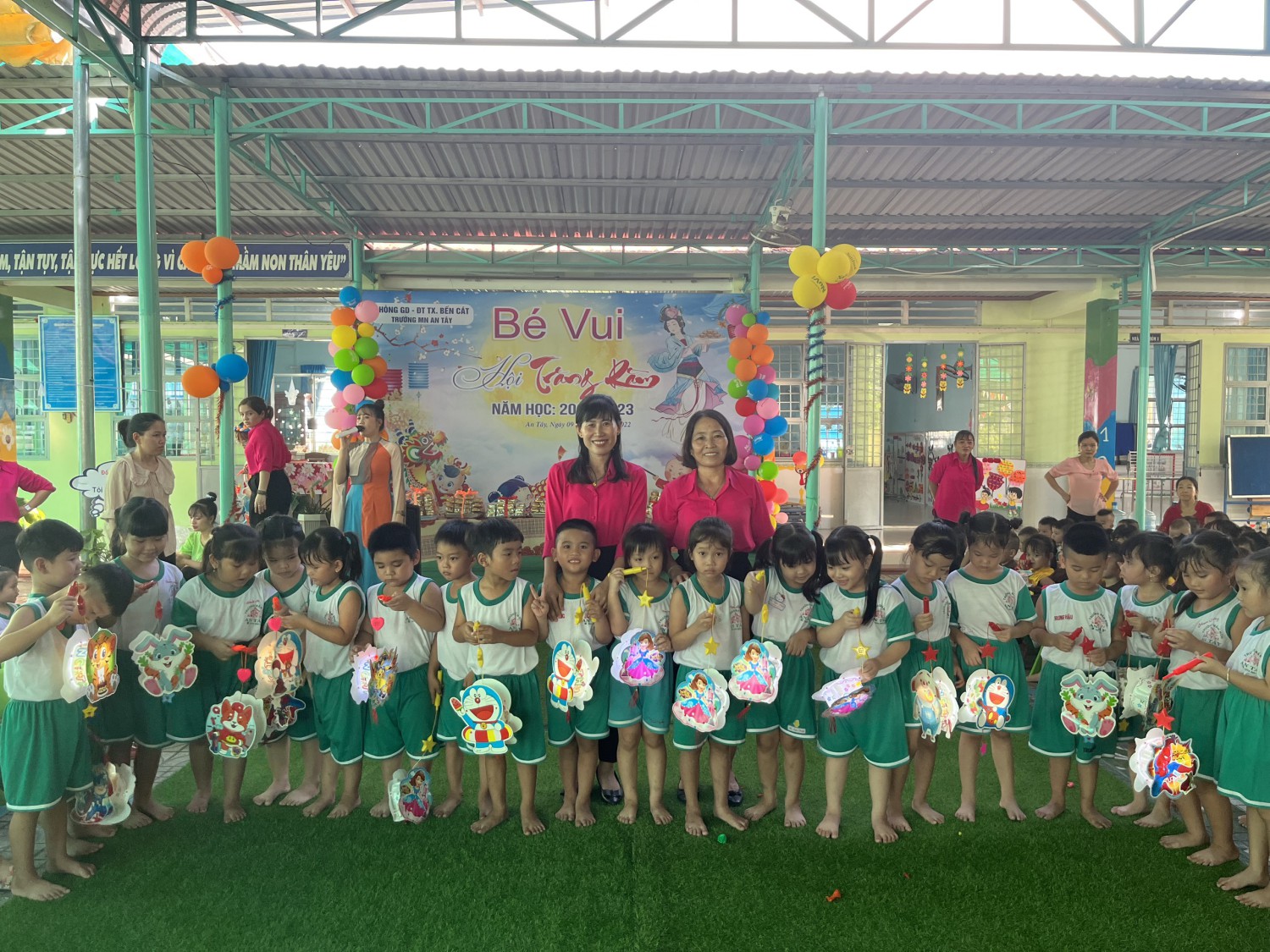 các bé nhận quà trung thu 1
