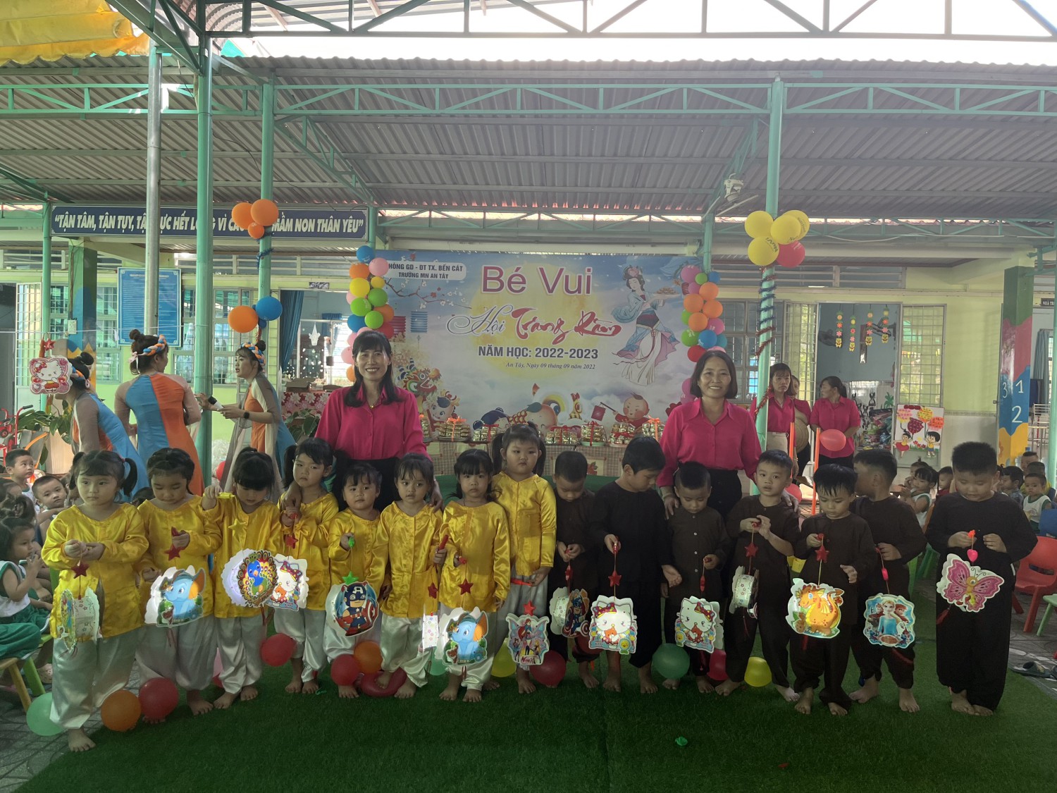 các bé nhận quà trung thu 2