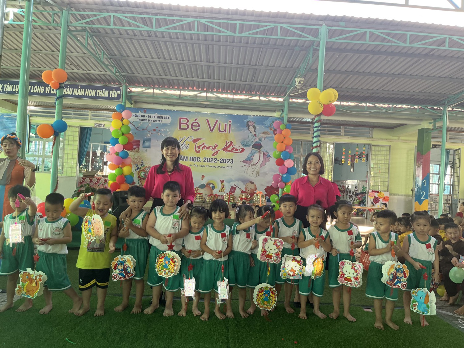 các bé nhận quà trung thu