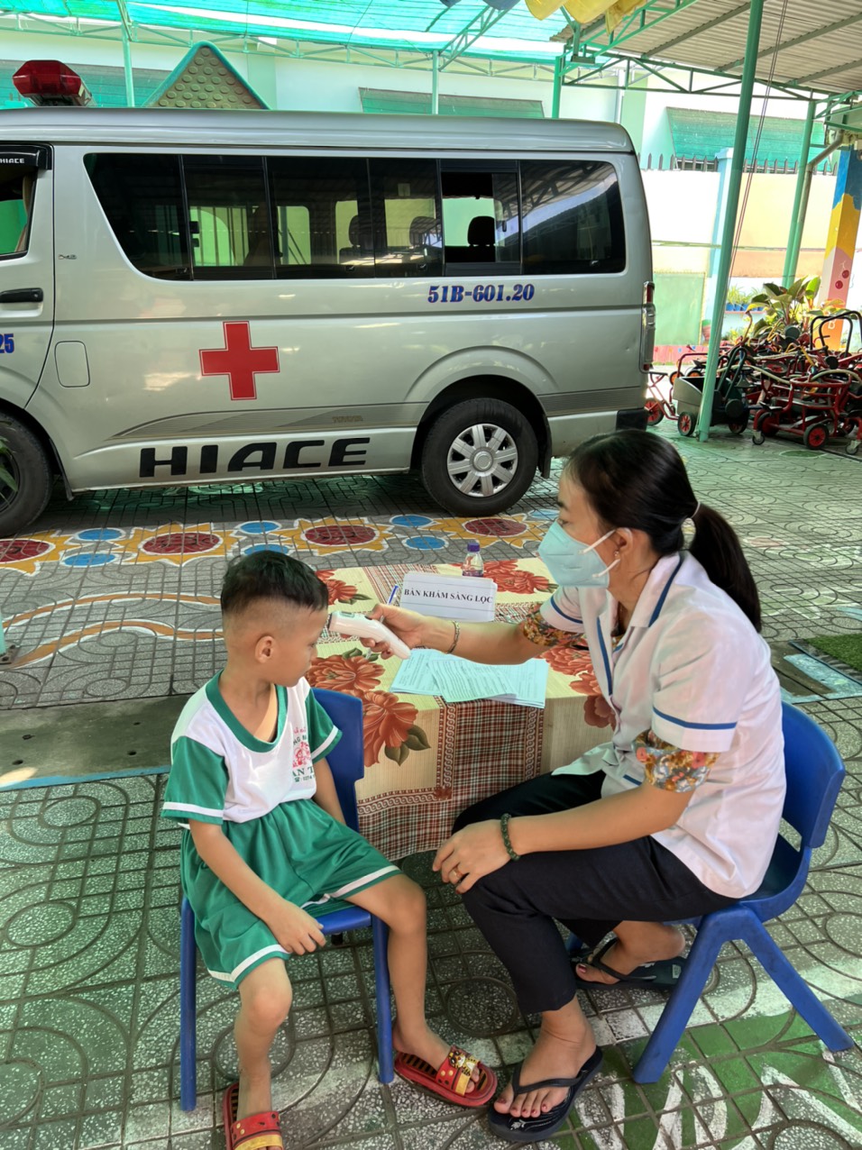 đo thân nhiệt trước khi tiêm
