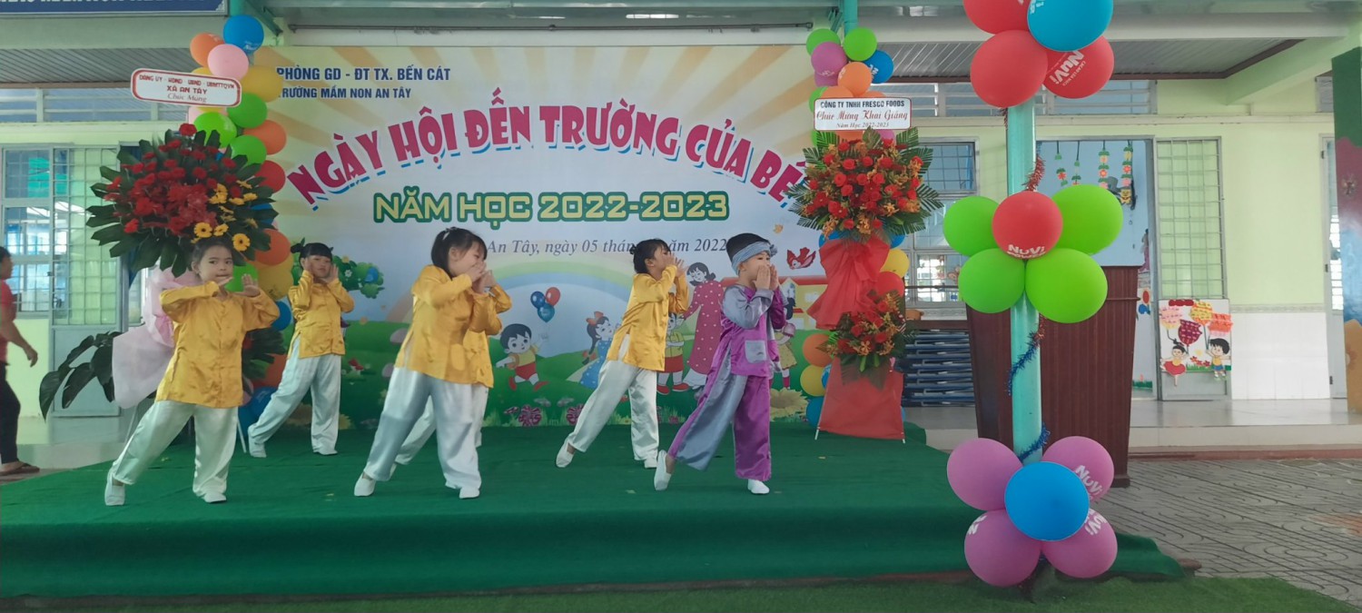tiết mục bài ca tôm cá của các bé lớp lá