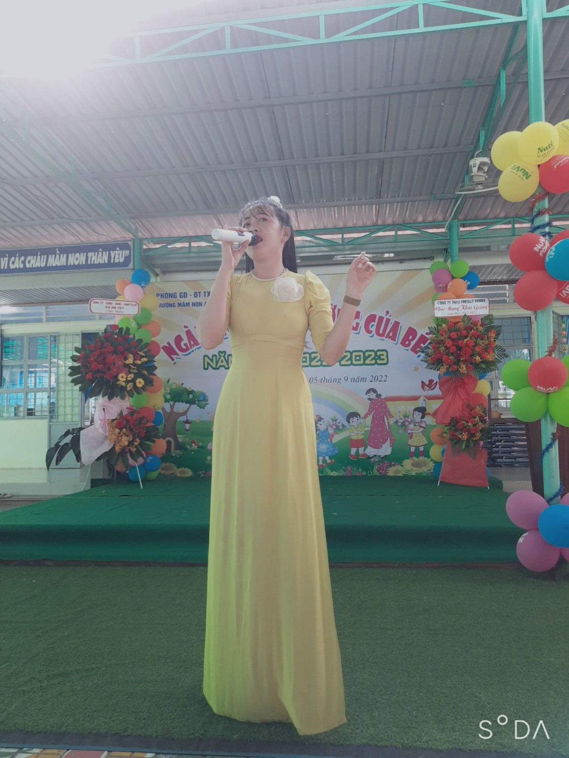 tiết mục hát Tâm tình cô nuôi dạy trẻ của cô Thúy Nguyên