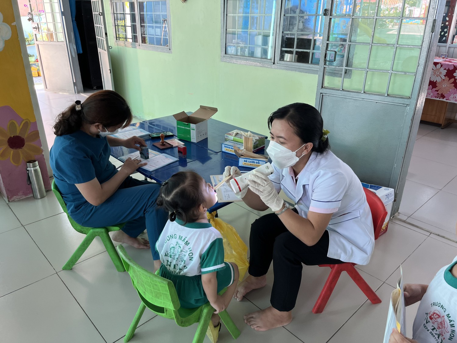 Bé được khám răng miệng