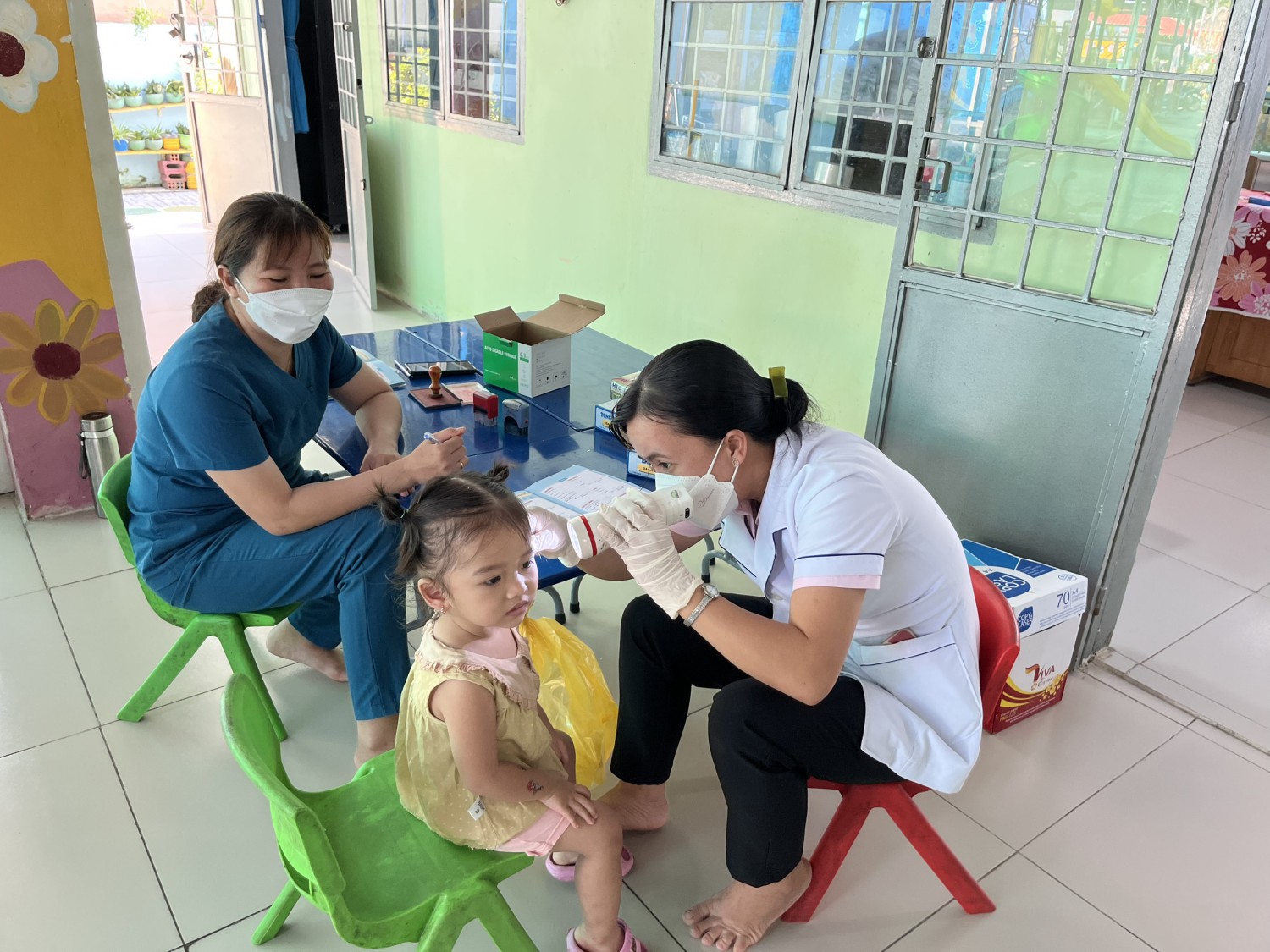 bé được khám tai