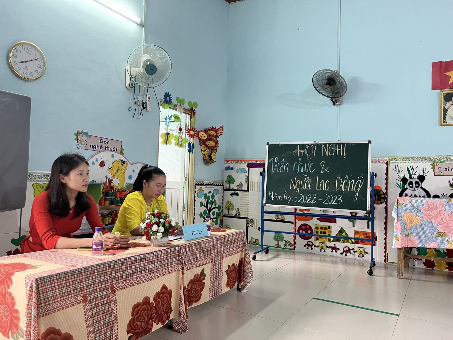 THƯ KÍ HỘI NGHỊ