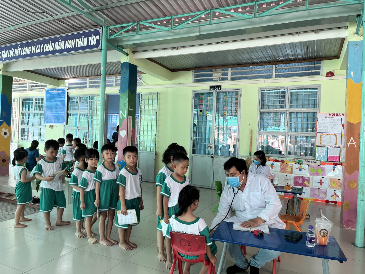 khám sức khỏe cho các bé lớp Lá 1