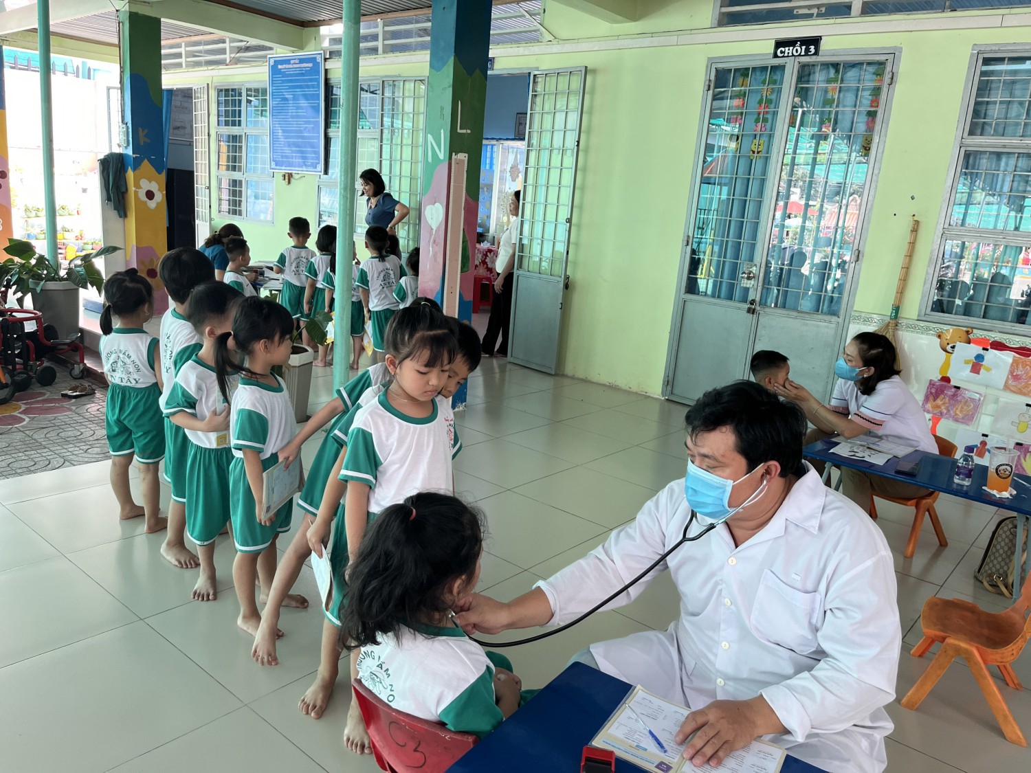 khám sức khỏe cho các bé