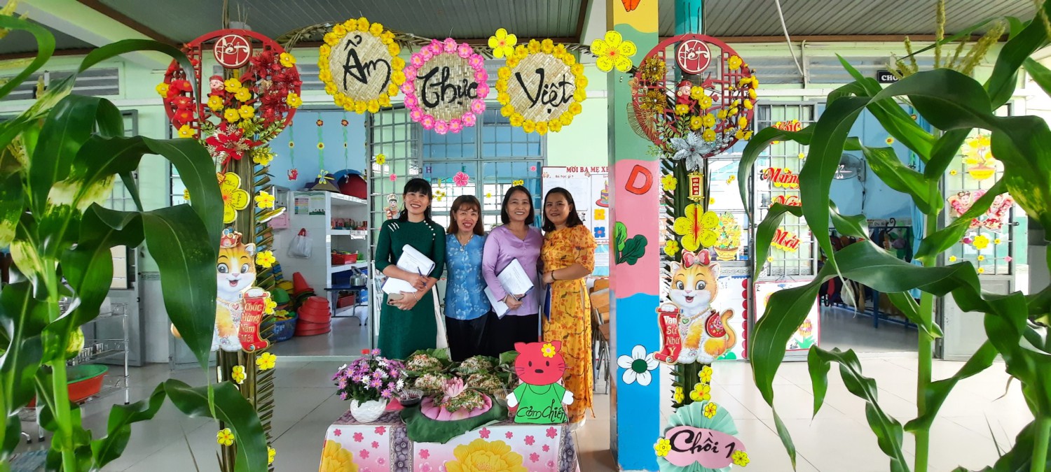ban giám khảo chấm phần thi ẩm thực lớp chồi 1