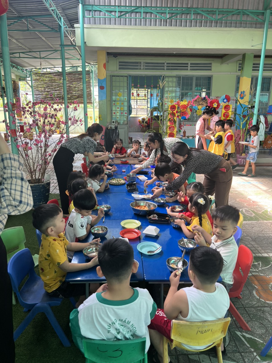 các bé ăn tiệc buffe ẩm thực