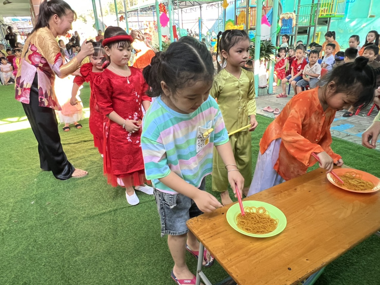 các bé chơi trò chơi truyền thun