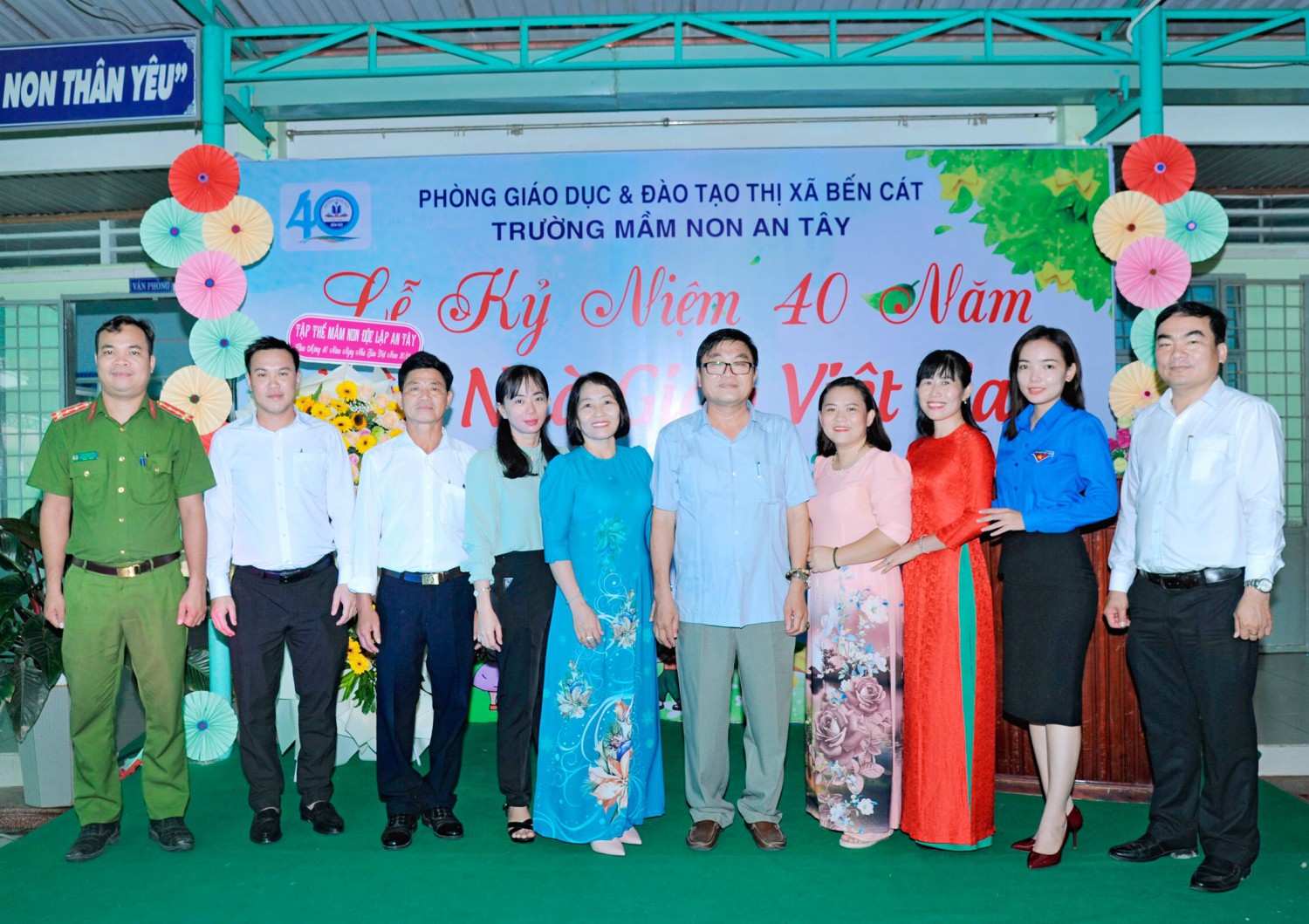 chụp ảnh lưu niệm cùng khách mời