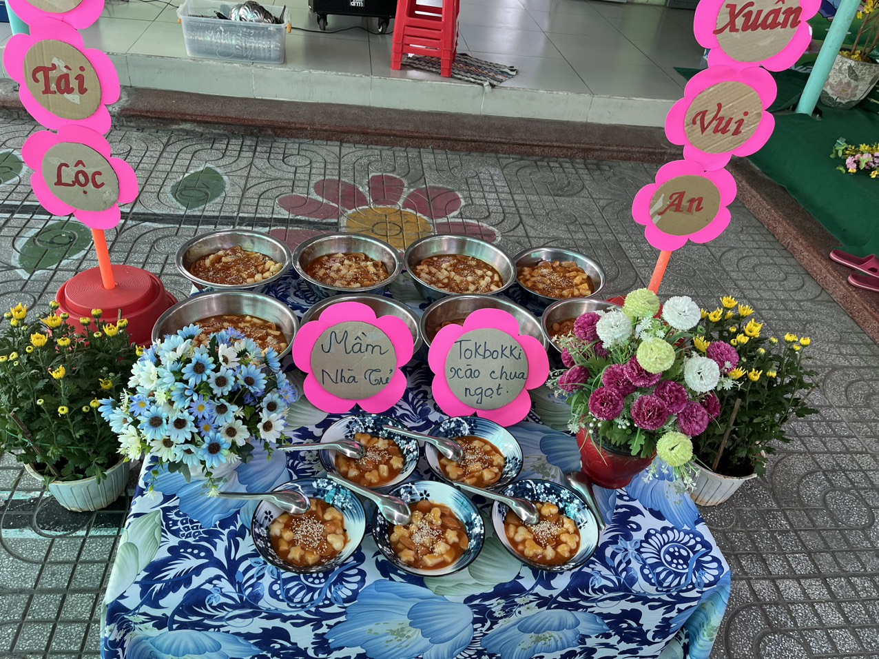 gian hàng ẩm thực của lớp mầm nhà trẻ