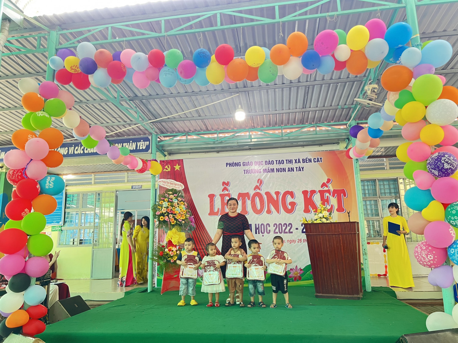 khen thưởng nhà trẻ