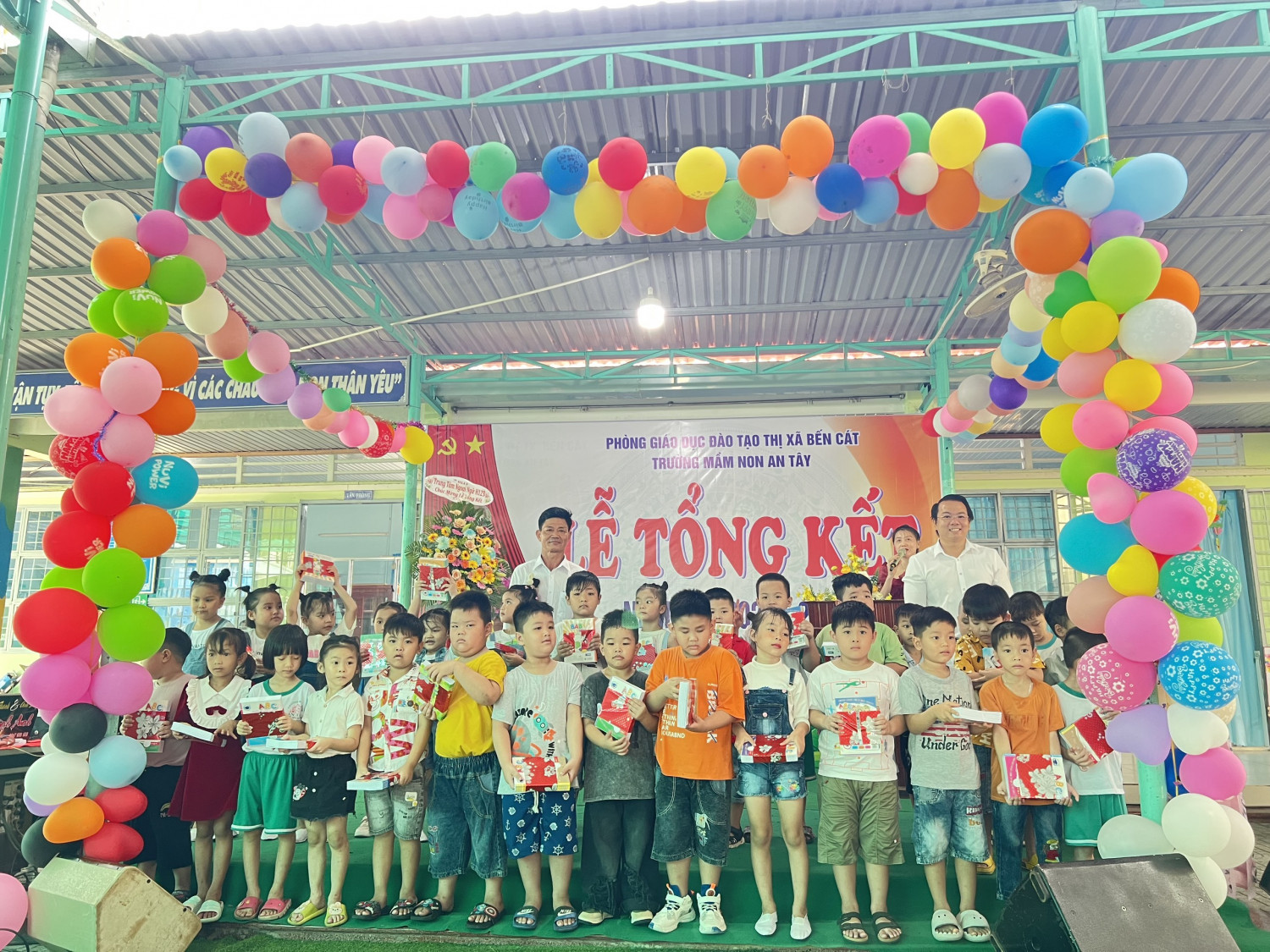 mạnh thường quân tặng tập cho các bé lớp lá 4