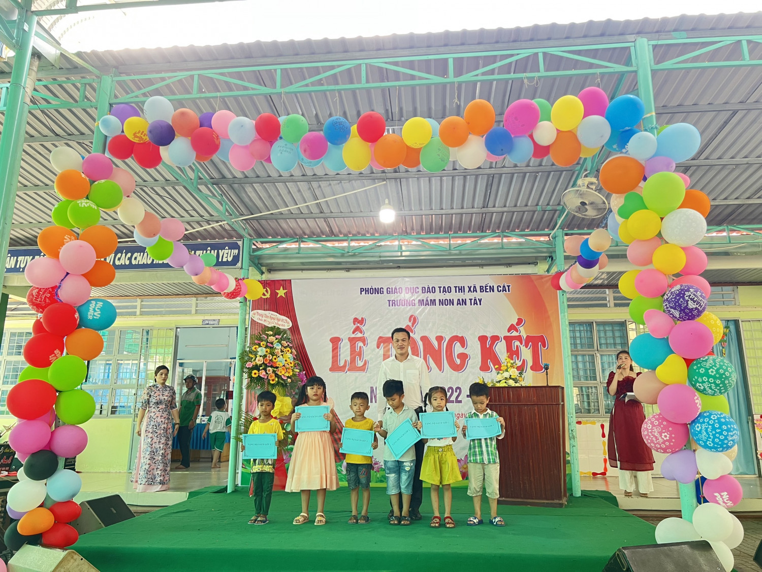 tặng quà cho bé khó khăn